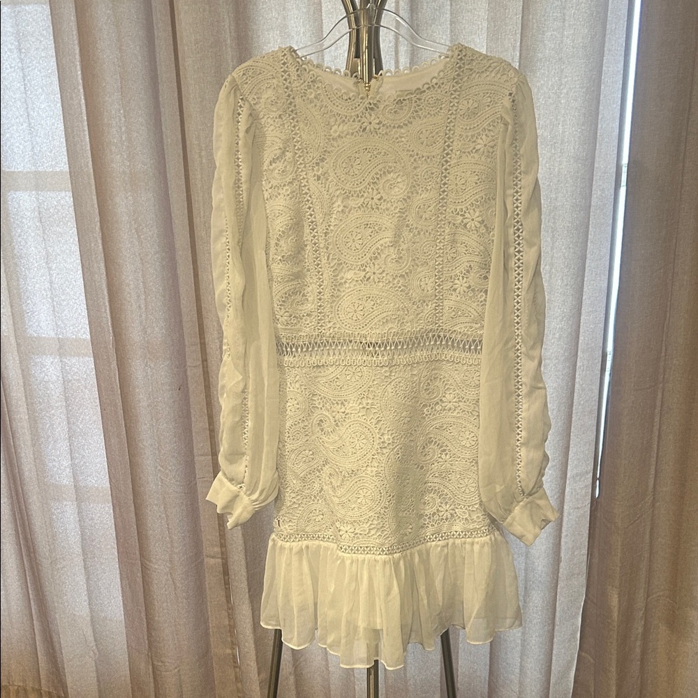 Aura white Lace Dress in excellent condition. Beautiful dress.‎